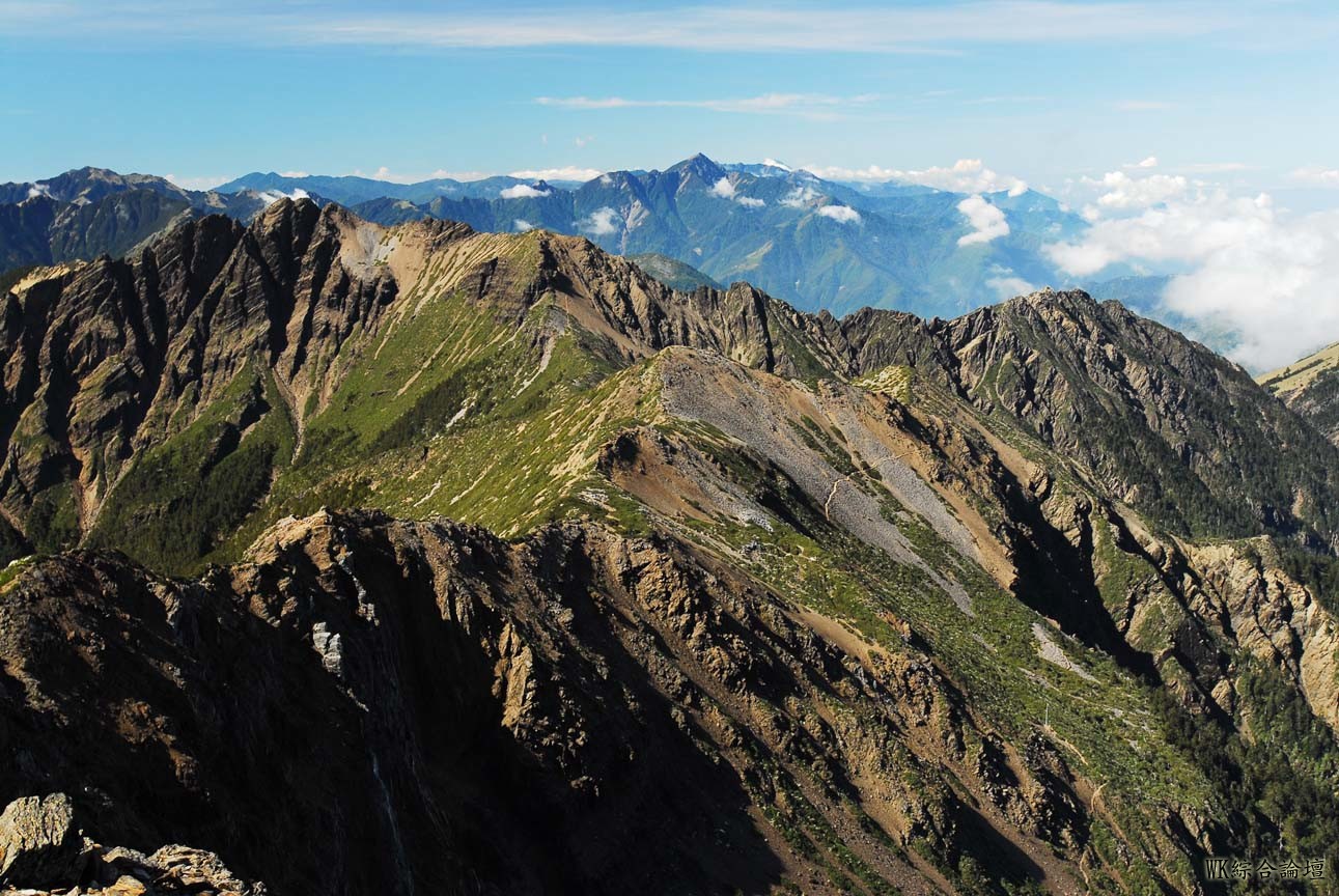 玉山南峰與南台首岳關山.jpg