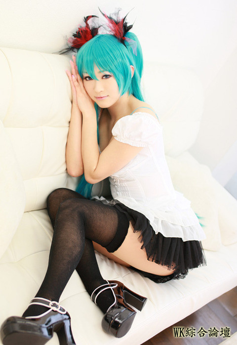 aira-in-hot-cosplay-costume.jpg