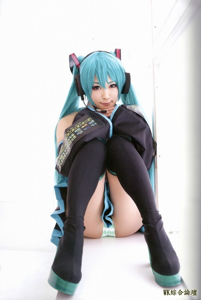 aira-sitting-686x1024.jpg