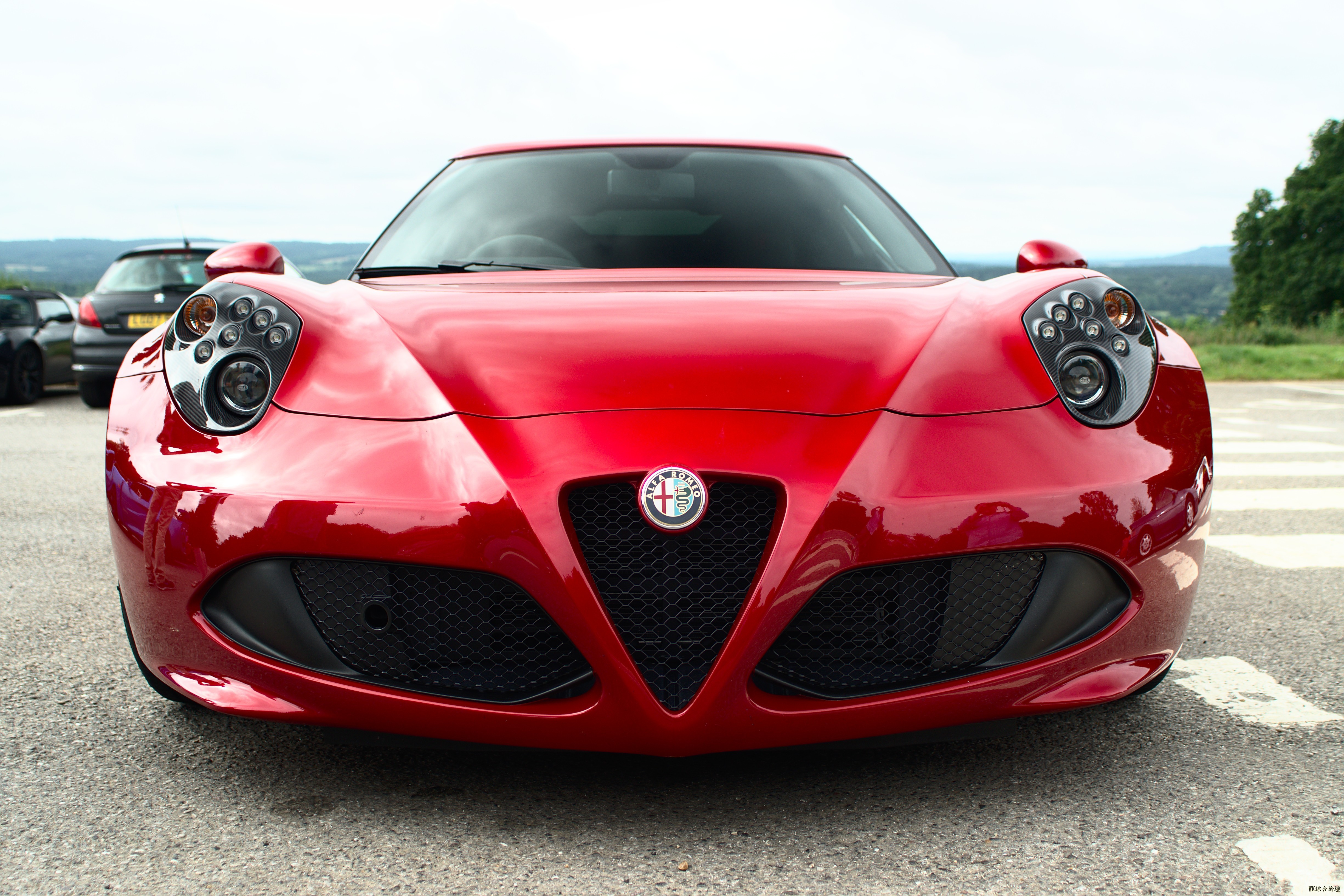 alfa-romeo-4c-krasnyy-peredok.jpg