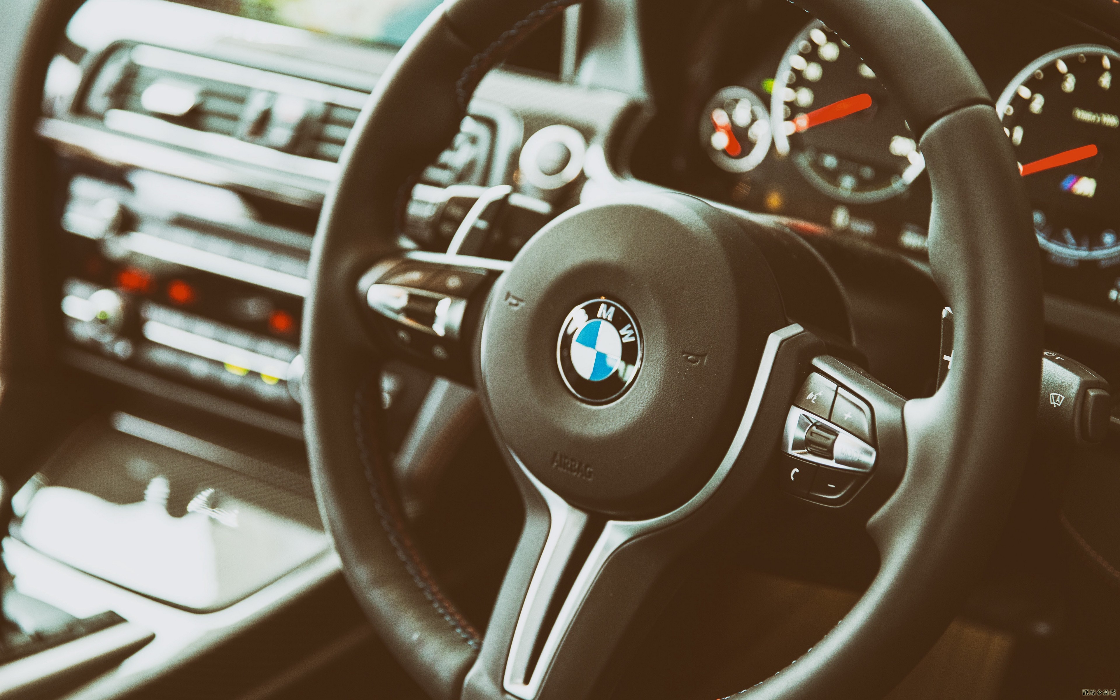 bmw_m6_steering_wheel_interior_105550_3840x2400.jpg