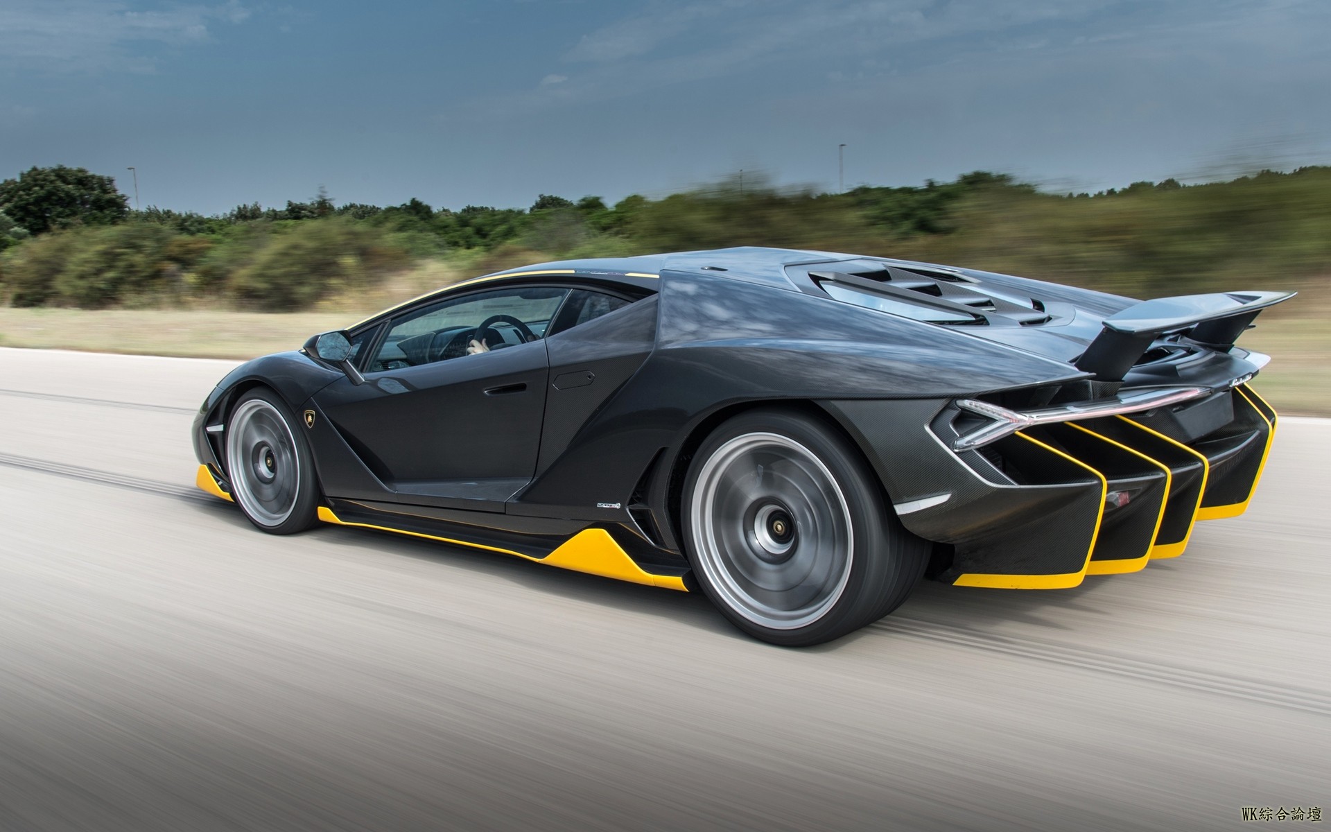 lamborghini_centenario_side_view_speed_110265_1920x1200.jpg