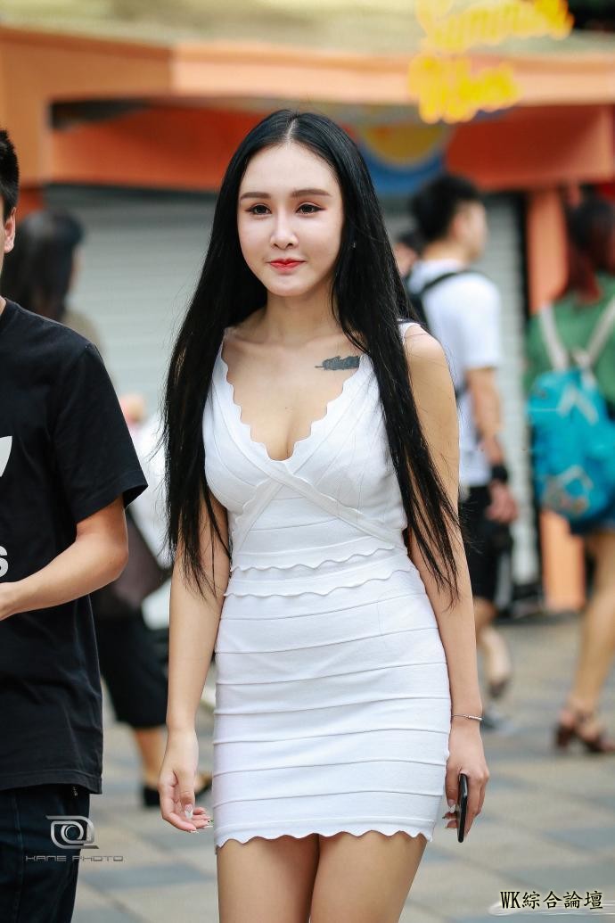 街拍：轻熟的美女，穿紧身裙出街，会被很多人热捧！-4.jpeg