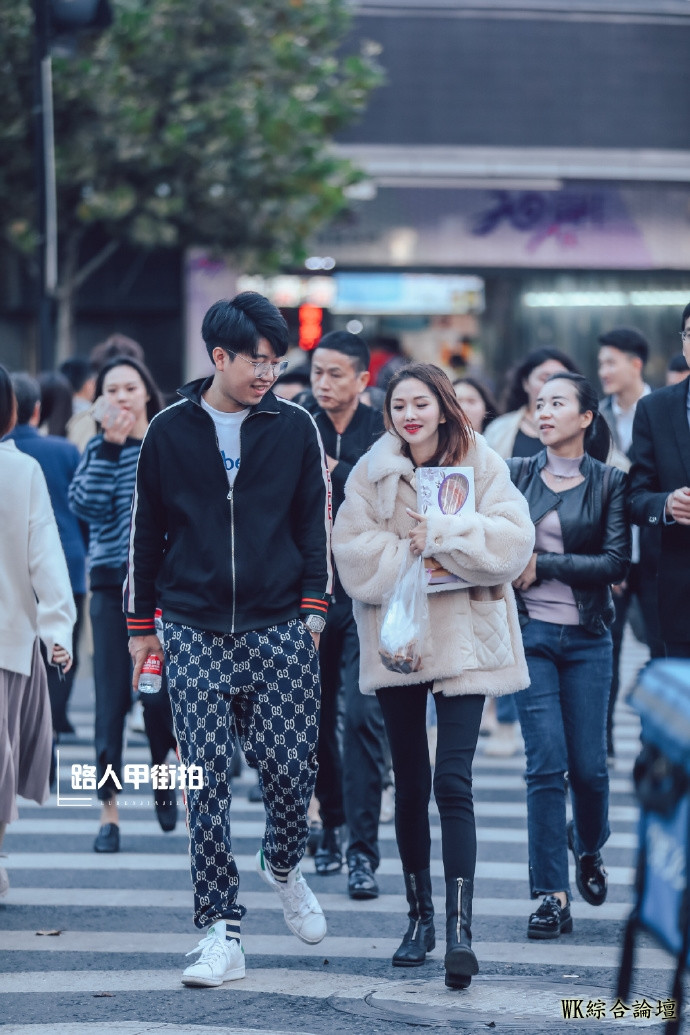 街拍：美女这身穿搭又惊艳了，温婉大气女人味尽显，满满的轻熟风-2.jpeg